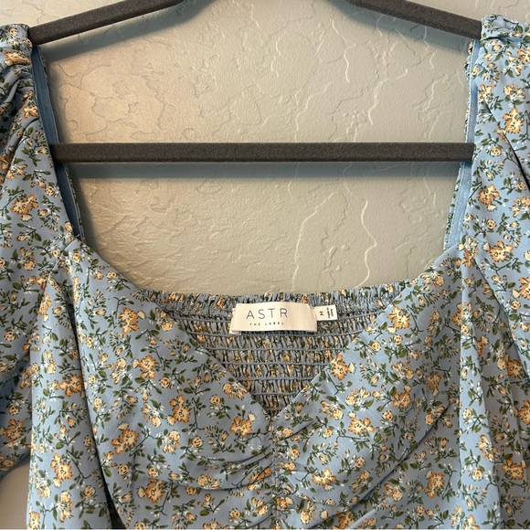 ASTR The Label blue peach floral ditsy floral smocked ruched top medium - Picture 5 of 16